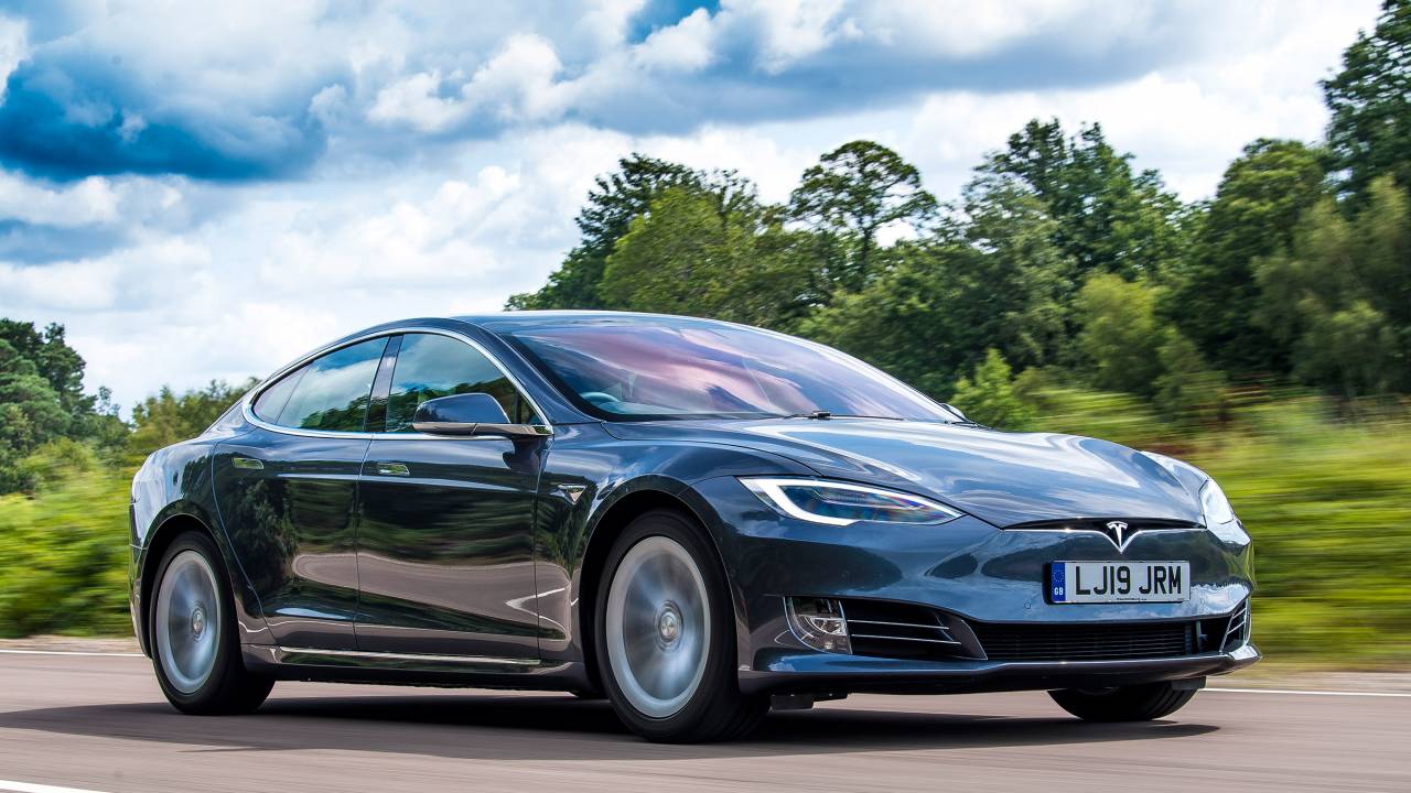 Tek şarjla 606 km menzile sahip yeni Tesla yola çıktı!