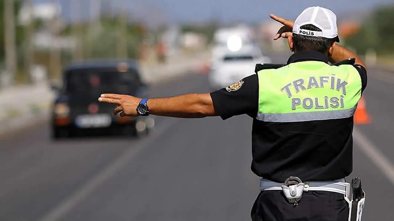 Trafikte yeni dönem başlıyor: Polisler görevden alınıyor, jandarma devralıyor!